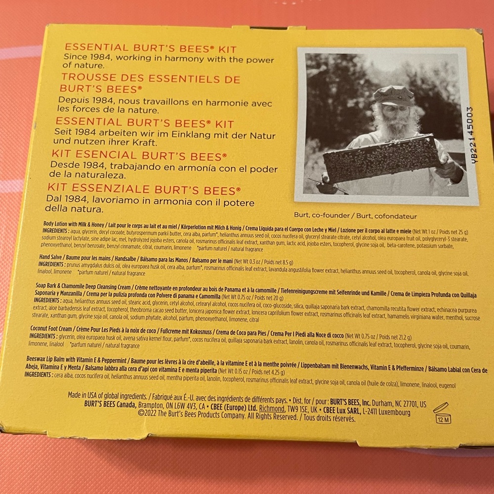 Burt’s Bees Essential Kit - Picture 2 of 3